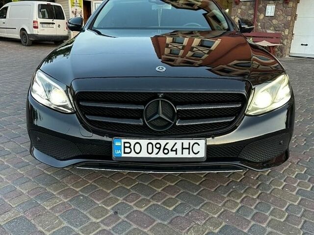 Черный Мерседес Е-Класс, объемом двигателя 1.95 л и пробегом 228 тыс. км за 27777 $, фото 1 на Automoto.ua