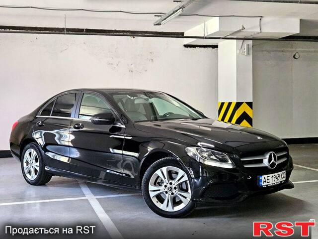 Черный Мерседес Е-Класс, объемом двигателя 2 л и пробегом 180 тыс. км за 26500 $, фото 1 на Automoto.ua