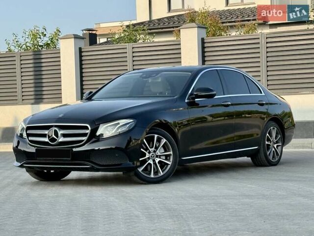 Черный Мерседес Е-Класс, объемом двигателя 2 л и пробегом 113 тыс. км за 33500 $, фото 1 на Automoto.ua