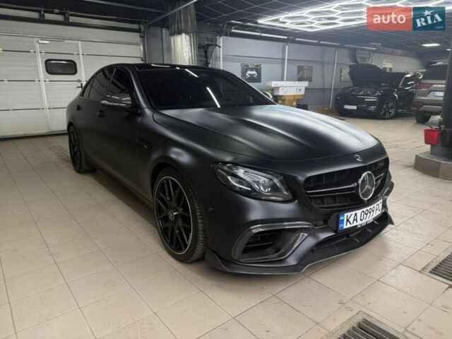Чорний Мерседес Е-Клас, об'ємом двигуна 3.98 л та пробігом 107 тис. км за 64000 $, фото 1 на Automoto.ua