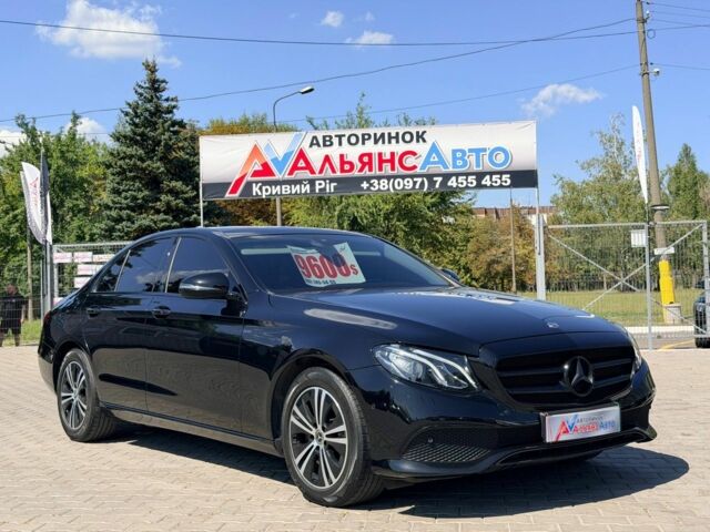 Черный Мерседес Е-Класс, объемом двигателя 2 л и пробегом 215 тыс. км за 25805 $, фото 1 на Automoto.ua