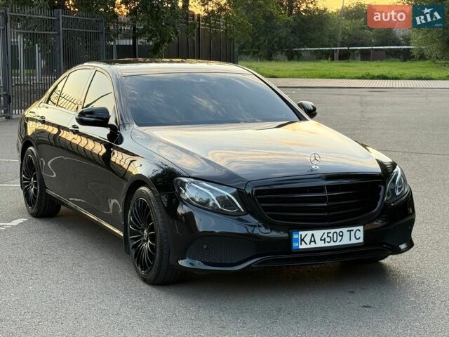 Черный Мерседес Е-Класс, объемом двигателя 1.95 л и пробегом 240 тыс. км за 29999 $, фото 1 на Automoto.ua