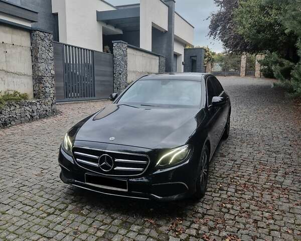 Черный Мерседес Е-Класс, объемом двигателя 2 л и пробегом 210 тыс. км за 35000 $, фото 1 на Automoto.ua