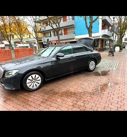 Чорний Мерседес Е-Клас, об'ємом двигуна 2 л та пробігом 350 тис. км за 27000 $, фото 1 на Automoto.ua