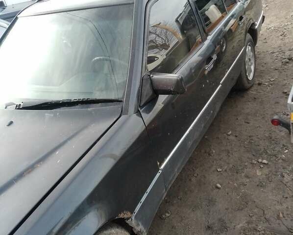 Чорний Мерседес Е-Клас, об'ємом двигуна 2 л та пробігом 511 тис. км за 1200 $, фото 1 на Automoto.ua