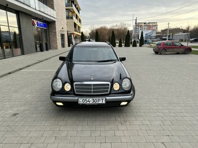 Черный Мерседес Е-Класс, объемом двигателя 2.4 л и пробегом 300 тыс. км за 3500 $, фото 1 на Automoto.ua