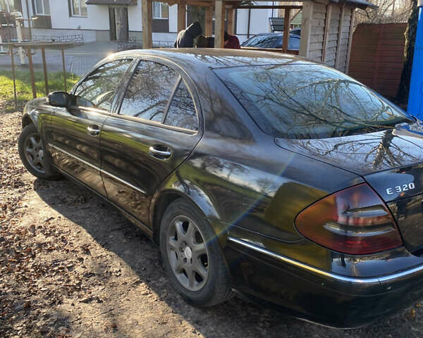 Черный Мерседес Е-Класс, объемом двигателя 3.2 л и пробегом 320 тыс. км за 5000 $, фото 1 на Automoto.ua