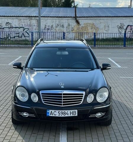 Черный Мерседес Е-Класс, объемом двигателя 2.2 л и пробегом 280 тыс. км за 9000 $, фото 1 на Automoto.ua