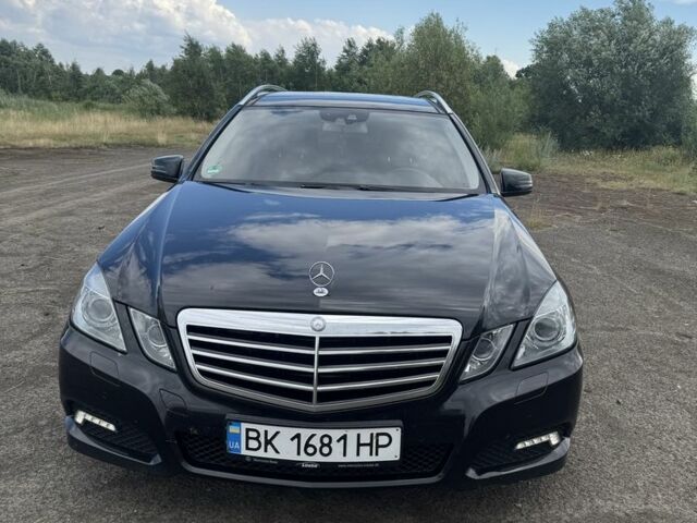 Черный Мерседес Е-Класс, объемом двигателя 3 л и пробегом 300 тыс. км за 12114 $, фото 1 на Automoto.ua