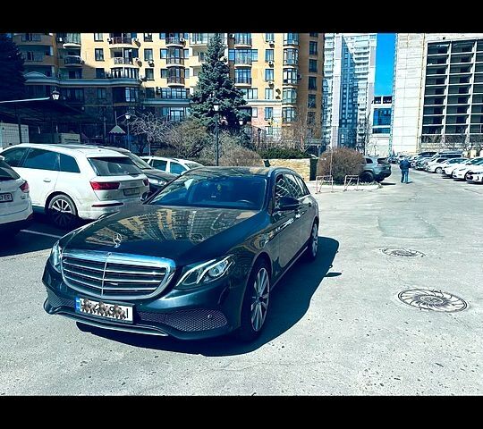 Черный Мерседес Е-Класс, объемом двигателя 2 л и пробегом 268 тыс. км за 16000 $, фото 1 на Automoto.ua