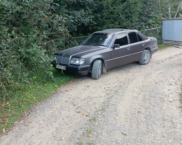 Коричневий Мерседес Е-Клас, об'ємом двигуна 2 л та пробігом 300 тис. км за 2400 $, фото 1 на Automoto.ua