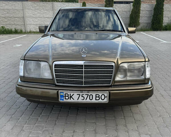 Коричневый Мерседес Е-Класс, объемом двигателя 2.5 л и пробегом 530 тыс. км за 2900 $, фото 1 на Automoto.ua