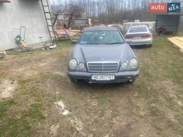 Коричневый Мерседес Е-Класс, объемом двигателя 2 л и пробегом 100 тыс. км за 2250 $, фото 1 на Automoto.ua