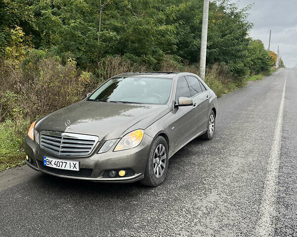 Коричневый Мерседес Е-Класс, объемом двигателя 2.14 л и пробегом 228 тыс. км за 11600 $, фото 1 на Automoto.ua