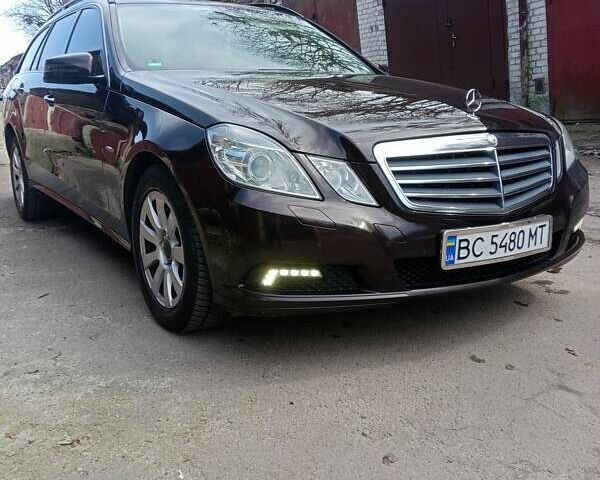 Коричневый Мерседес Е-Класс, объемом двигателя 2.14 л и пробегом 318 тыс. км за 11900 $, фото 1 на Automoto.ua