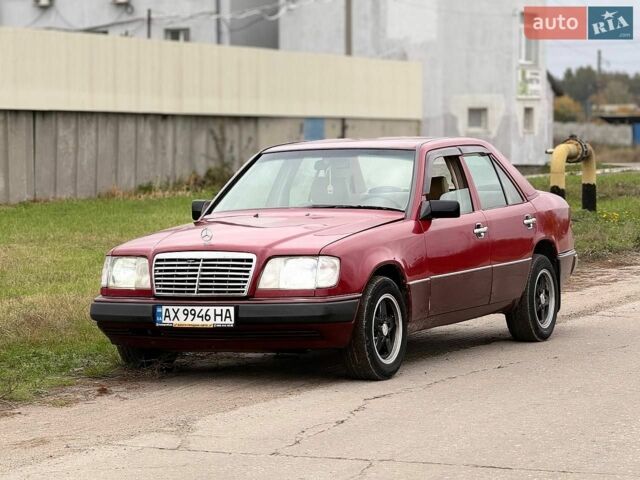 Червоний Мерседес Е-Клас, об'ємом двигуна 2 л та пробігом 480 тис. км за 1600 $, фото 1 на Automoto.ua