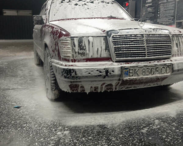 Красный Мерседес Е-Класс, объемом двигателя 2 л и пробегом 250 тыс. км за 2100 $, фото 1 на Automoto.ua