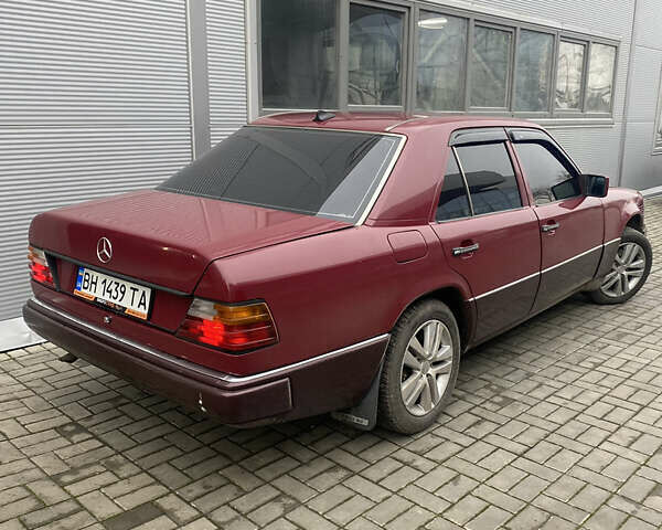 Красный Мерседес Е-Класс, объемом двигателя 2 л и пробегом 350 тыс. км за 1800 $, фото 1 на Automoto.ua