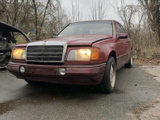 Червоний Мерседес Е-Клас, об'ємом двигуна 3 л та пробігом 300 тис. км за 1111 $, фото 1 на Automoto.ua