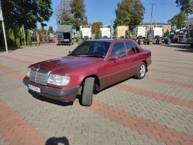 Червоний Мерседес Е-Клас, об'ємом двигуна 2 л та пробігом 330 тис. км за 2600 $, фото 1 на Automoto.ua