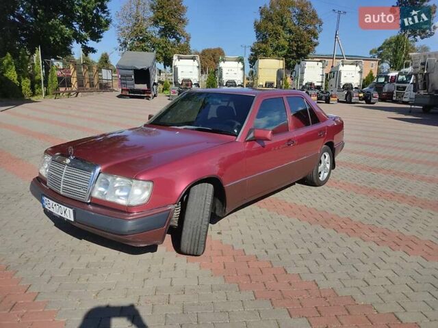 Красный Мерседес Е-Класс, объемом двигателя 2 л и пробегом 330 тыс. км за 2700 $, фото 1 на Automoto.ua