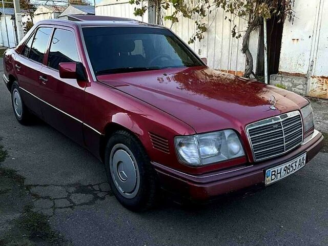 Красный Мерседес Е-Класс, объемом двигателя 2.5 л и пробегом 350 тыс. км за 2100 $, фото 1 на Automoto.ua