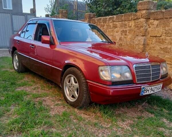 Червоний Мерседес Е-Клас, об'ємом двигуна 2 л та пробігом 500 тис. км за 4200 $, фото 1 на Automoto.ua