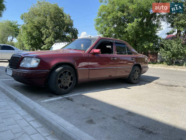 Красный Мерседес Е-Класс, объемом двигателя 2 л и пробегом 350 тыс. км за 3000 $, фото 1 на Automoto.ua