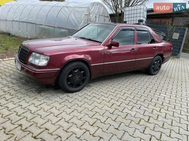 Червоний Мерседес Е-Клас, об'ємом двигуна 2 л та пробігом 300 тис. км за 2500 $, фото 1 на Automoto.ua