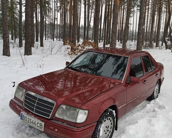 Красный Мерседес Е-Класс, объемом двигателя 2.5 л и пробегом 475 тыс. км за 3700 $, фото 1 на Automoto.ua