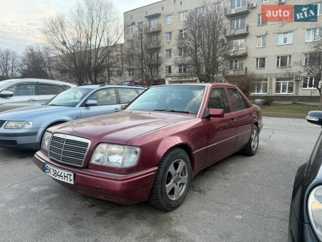 Красный Мерседес Е-Класс, объемом двигателя 3 л и пробегом 536 тыс. км за 2700 $, фото 1 на Automoto.ua