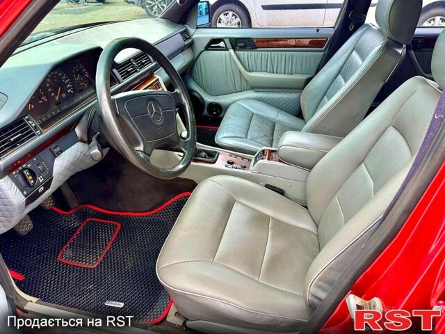 Красный Мерседес Е-Класс, объемом двигателя 2.8 л и пробегом 402 тыс. км за 3500 $, фото 1 на Automoto.ua