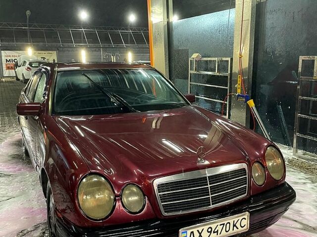Красный Мерседес Е-Класс, объемом двигателя 2 л и пробегом 211 тыс. км за 2200 $, фото 1 на Automoto.ua