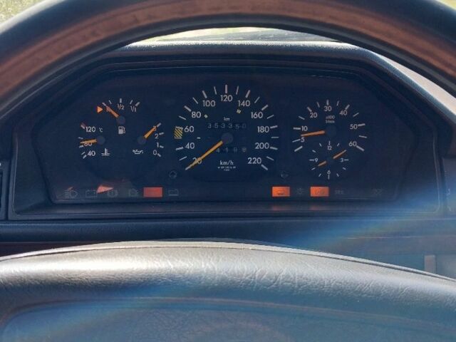 Красный Мерседес Е-Класс, объемом двигателя 3 л и пробегом 999 тыс. км за 3000 $, фото 1 на Automoto.ua