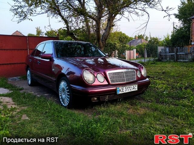 Красный Мерседес Е-Класс, объемом двигателя 2 л и пробегом 260 тыс. км за 4000 $, фото 1 на Automoto.ua