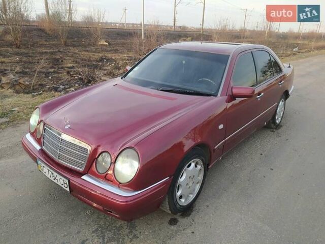 Красный Мерседес Е-Класс, объемом двигателя 3 л и пробегом 299 тыс. км за 2550 $, фото 1 на Automoto.ua