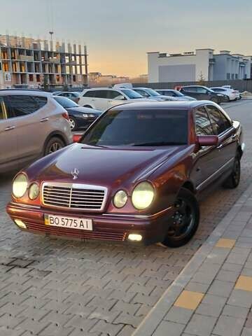 Красный Мерседес Е-Класс, объемом двигателя 2 л и пробегом 300 тыс. км за 3800 $, фото 1 на Automoto.ua