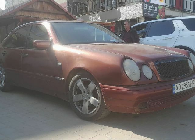 Красный Мерседес Е-Класс, объемом двигателя 2.2 л и пробегом 1 тыс. км за 2250 $, фото 1 на Automoto.ua