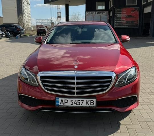 Красный Мерседес Е-Класс, объемом двигателя 1.95 л и пробегом 220 тыс. км за 29990 $, фото 1 на Automoto.ua