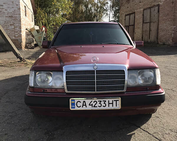 Червоний Мерседес Е-Клас, об'ємом двигуна 2.5 л та пробігом 260 тис. км за 5500 $, фото 1 на Automoto.ua