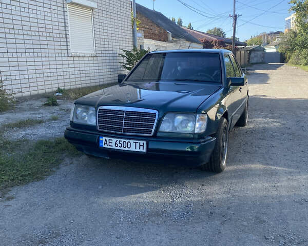 Мерседес Е-Класс, объемом двигателя 2.2 л и пробегом 494 тыс. км за 2000 $, фото 1 на Automoto.ua