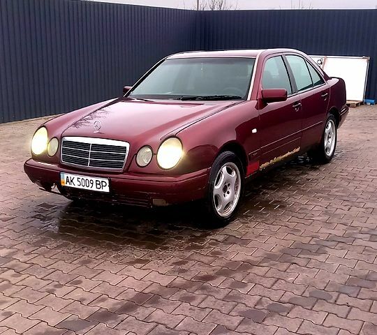 Мерседес Е-Класс, объемом двигателя 2.2 л и пробегом 36 тыс. км за 1300 $, фото 1 на Automoto.ua