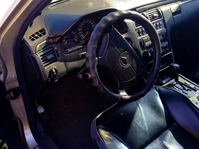 Мерседес Е-Класс, объемом двигателя 3 л и пробегом 500 тыс. км за 4000 $, фото 1 на Automoto.ua