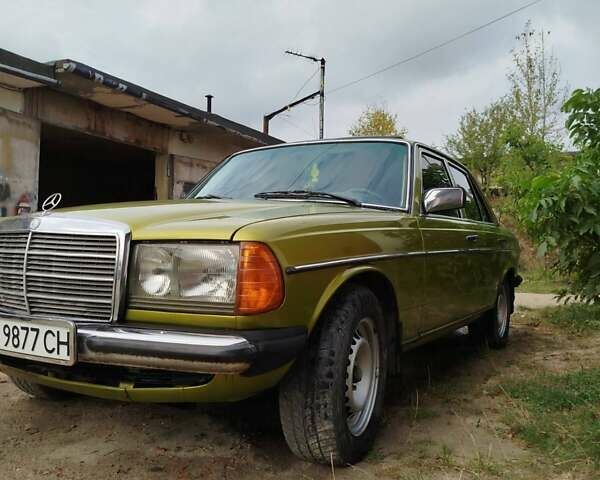 Желтый Мерседес Е-Класс, объемом двигателя 2.5 л и пробегом 390 тыс. км за 3950 $, фото 1 на Automoto.ua