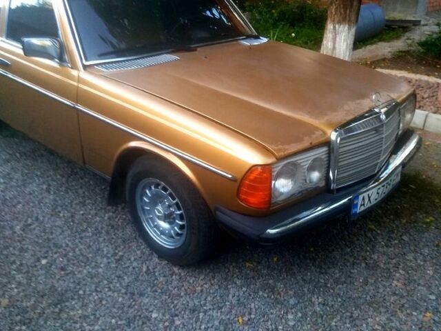 Жовтий Мерседес Е-Клас, об'ємом двигуна 2 л та пробігом 184 тис. км за 1700 $, фото 1 на Automoto.ua