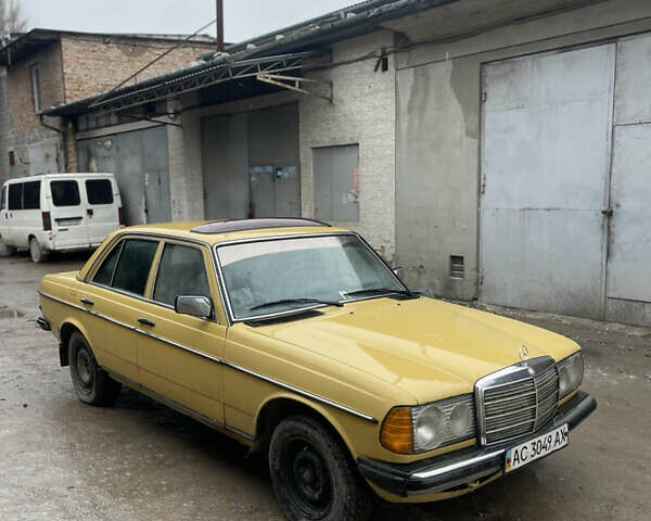 Желтый Мерседес Е-Класс, объемом двигателя 2.3 л и пробегом 330 тыс. км за 1500 $, фото 1 на Automoto.ua