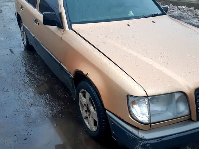 Жовтий Мерседес Е-Клас, об'ємом двигуна 2.3 л та пробігом 0 тис. км за 1600 $, фото 1 на Automoto.ua