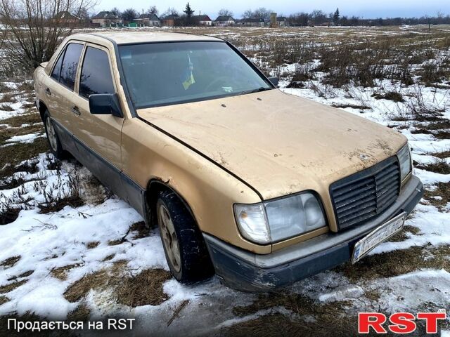 Желтый Мерседес Е-Класс, объемом двигателя 2.3 л и пробегом 200 тыс. км за 930 $, фото 1 на Automoto.ua