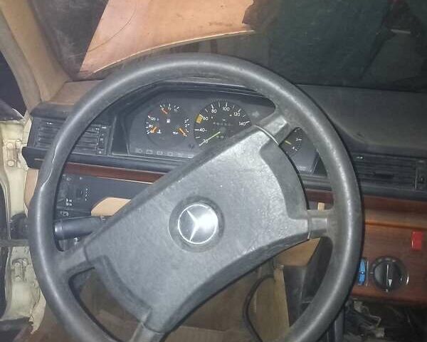 Жовтий Мерседес Е-Клас, об'ємом двигуна 2 л та пробігом 467 тис. км за 1000 $, фото 1 на Automoto.ua