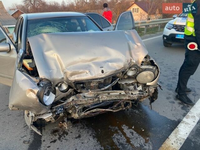 Желтый Мерседес Е-Класс, объемом двигателя 2 л и пробегом 272 тыс. км за 1300 $, фото 1 на Automoto.ua